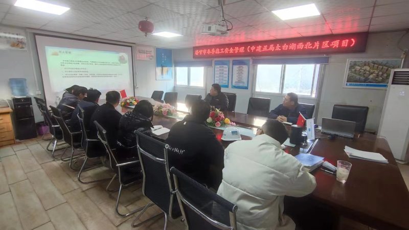 叉车操作后，应及时进行清洁和保养，以延长叉车的使用寿命。具体包括：