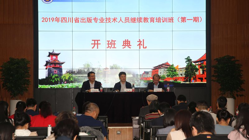 叉车培训费用主要由以下几部分构成：